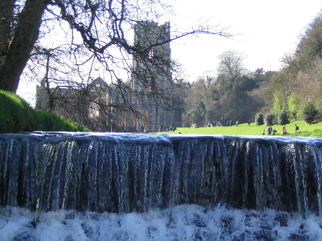 Fountains_Abbey_-_geograph.org.uk_-_103113.jpg