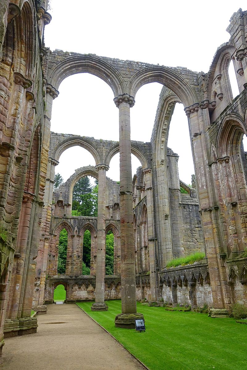 Fountains_Abbey_-_North_Yorkshire,_England_-_DSC00639.jpg