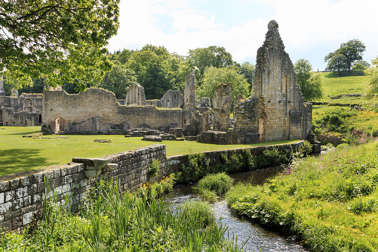 Fountains_abbey_005_(19726710306).jpg