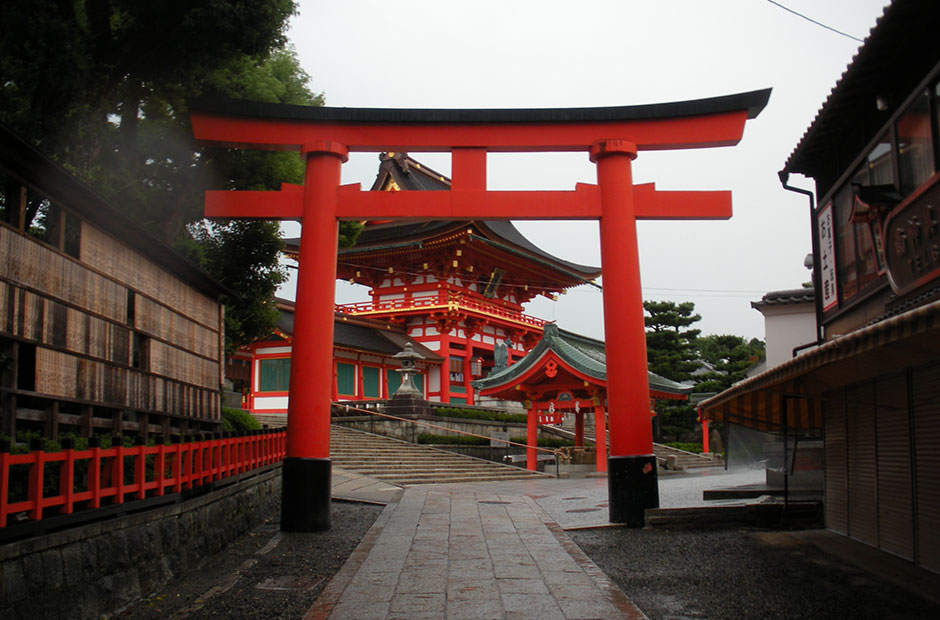 fushimi-inari-shrine-entrance-gate.jpg