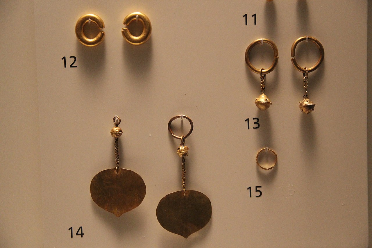 Gaya_Confederacy_Gold_Earrings_(17376664583).jpg