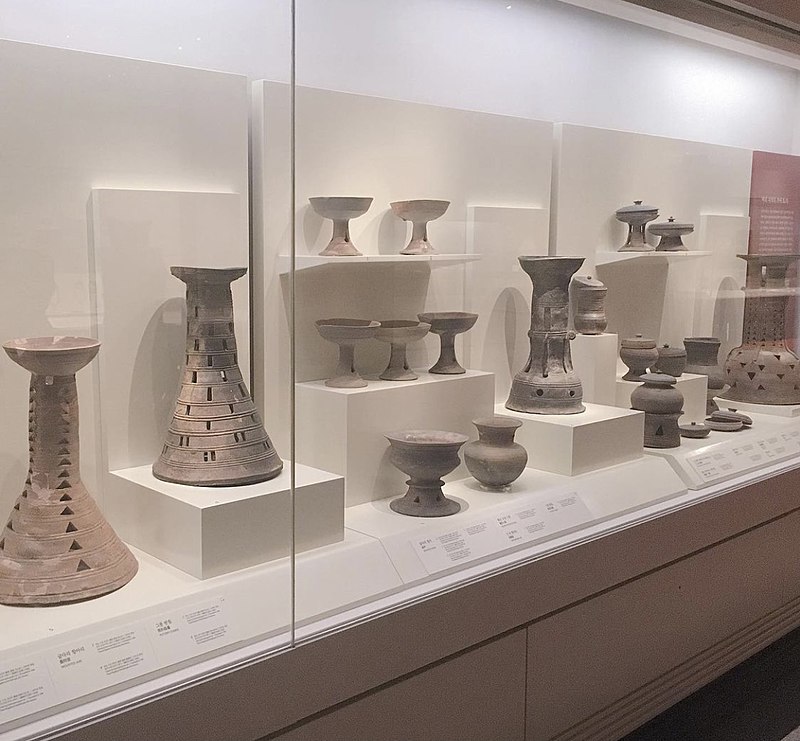 Gaya_Kaya_potteries(togi)_가야_토기.jpg