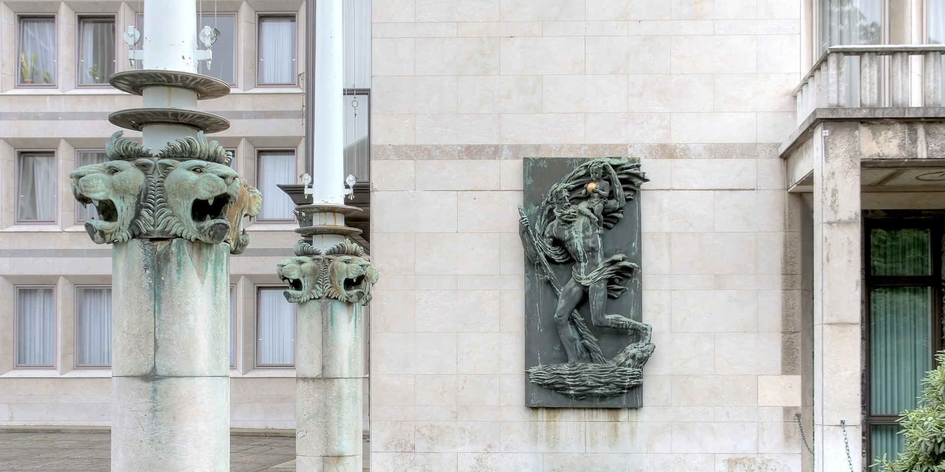 Gerling-Viertel_Köln_-_Relief_Hl._Christophorus_-_Arno_Breker_(3720-22).jpg