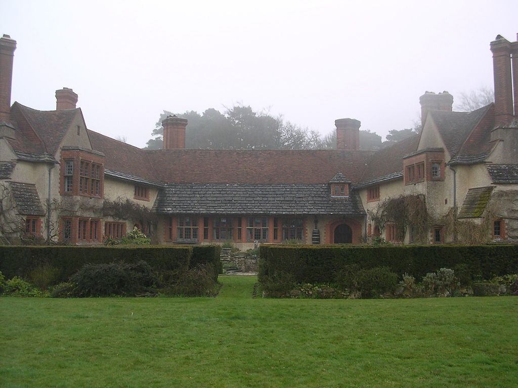 Goddards,_Abinger_Common,_Surrey-1473214426.jpg