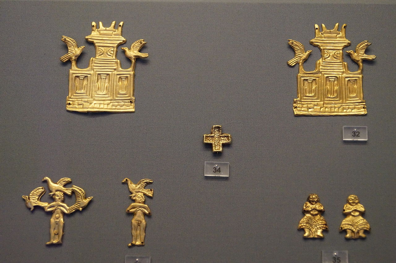 Gold_Objects_from_Grave_III_(Grave_Circle_A)_3.JPG