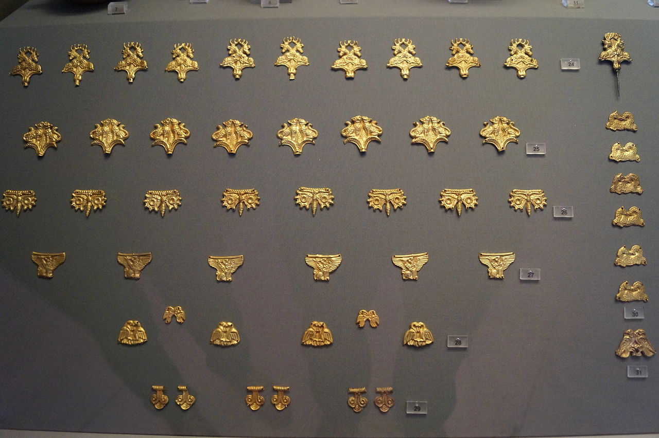 Gold_Objects_from_Grave_III_(Grave_Circle_A)_5.JPG