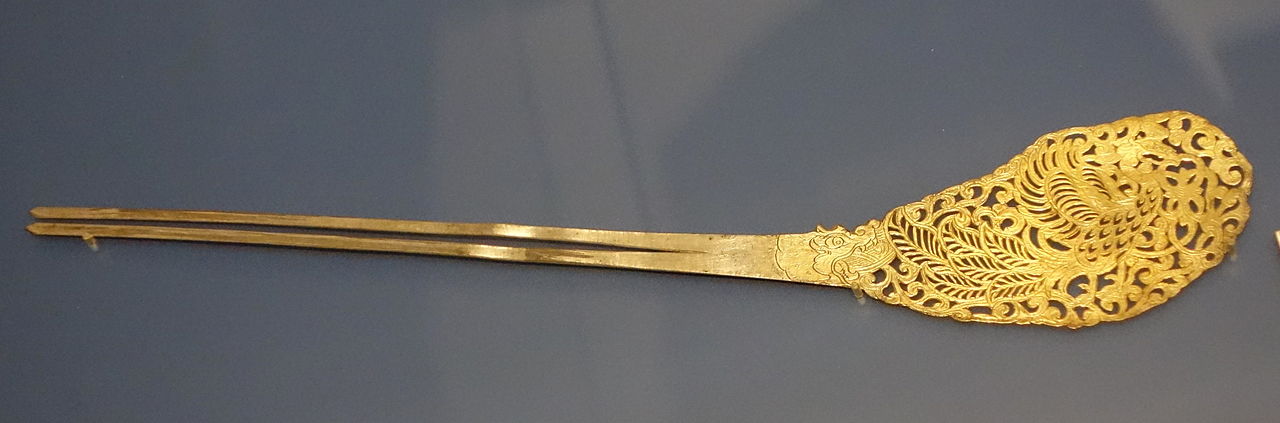 Hairpin,_China,_Tang_dynasty,_618-907,_silver,_gilt_-_Royal_Ontario_Museum_-_DSC04140.JPG