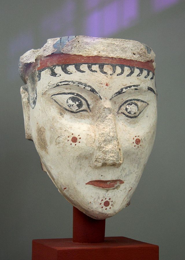 Head_sphinx_goddess_Mycenaean,_NAMA_4575_080848.jpg