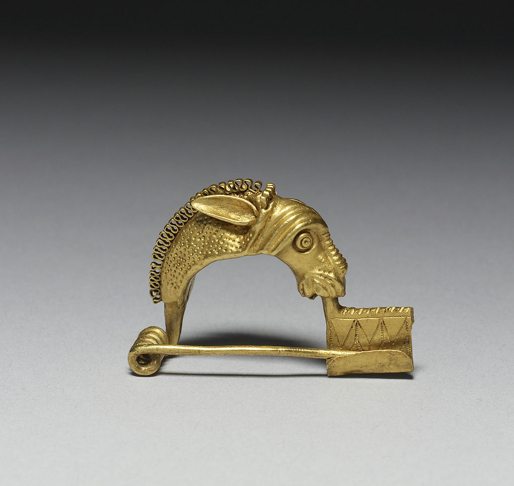 Hunnish_-_Horse-Head_Fibula_-_Walters_57482_-_Back.jpg