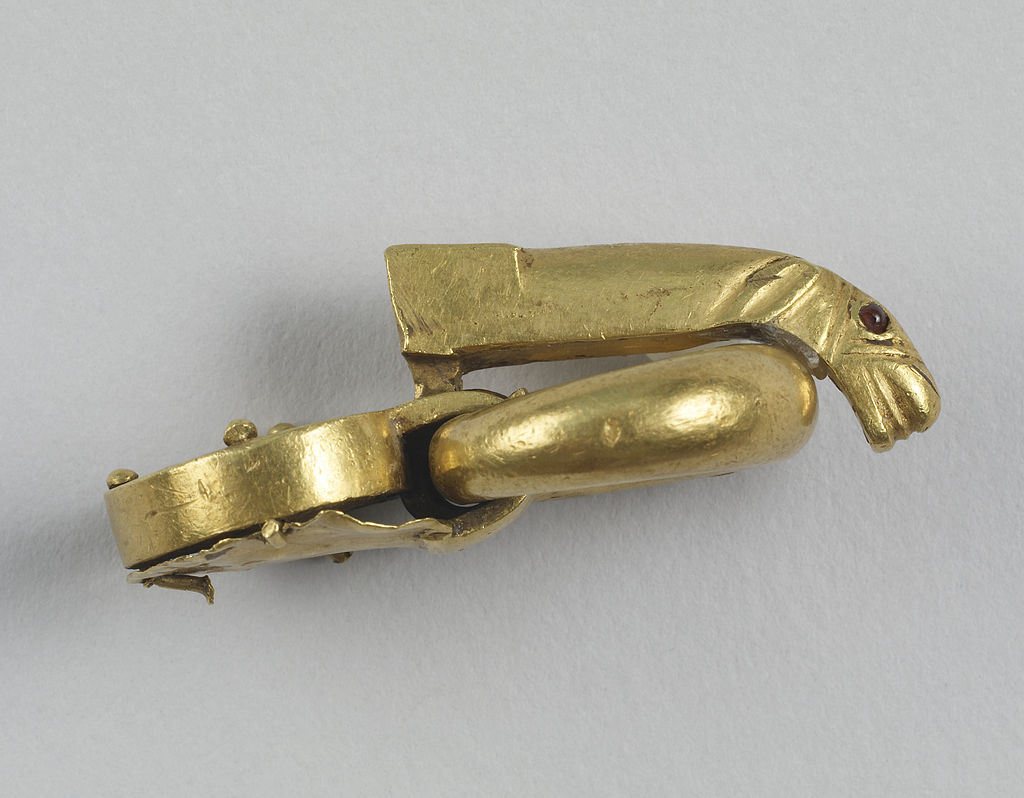 Hunnish_-_Shoe_Buckle_-_Walters_57449_-_Side.jpg