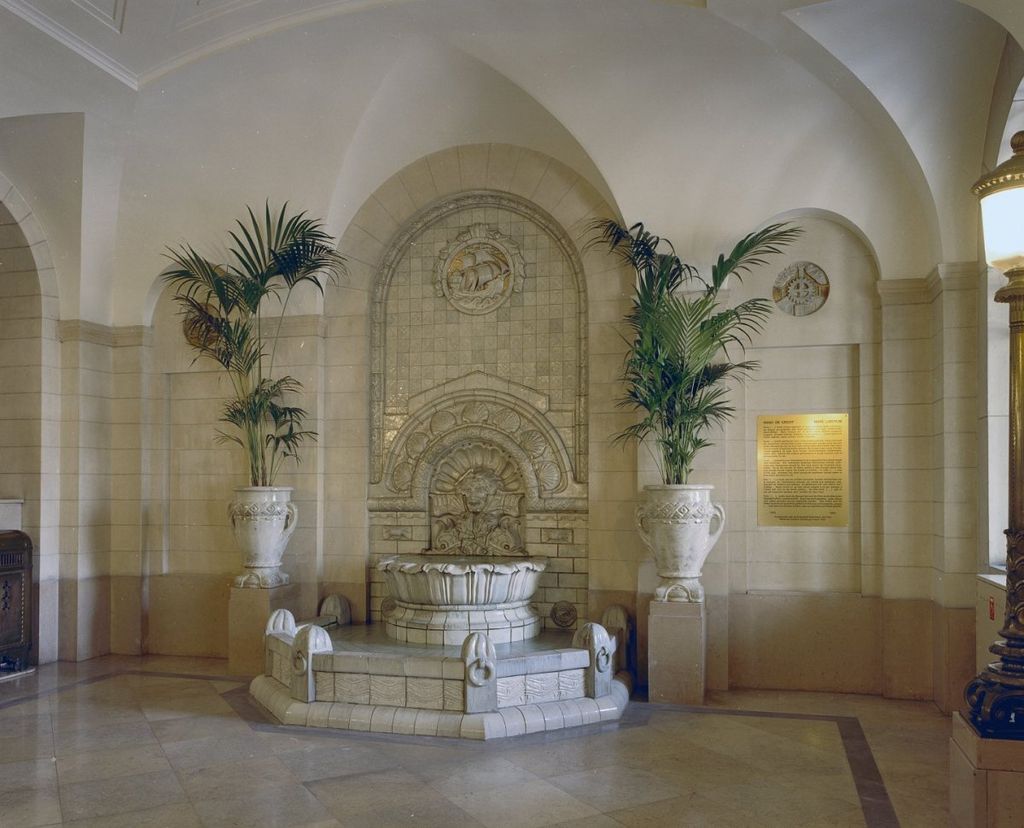 Interieur_vestibule,_overzicht_naar_wandfontein_-_Rotterdam_-_20329080_-_RCE.jpg