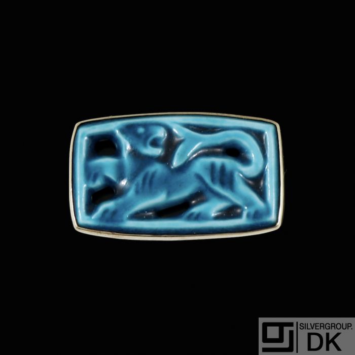 jais_nielsen_1885-1961._ceramic_brooch_with_glace_and_gilded_silver_mounting.3.jpeg