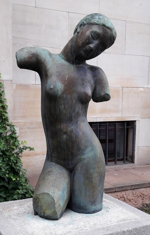 Kuna_Female_nude_-_torso_without_knees.jpg