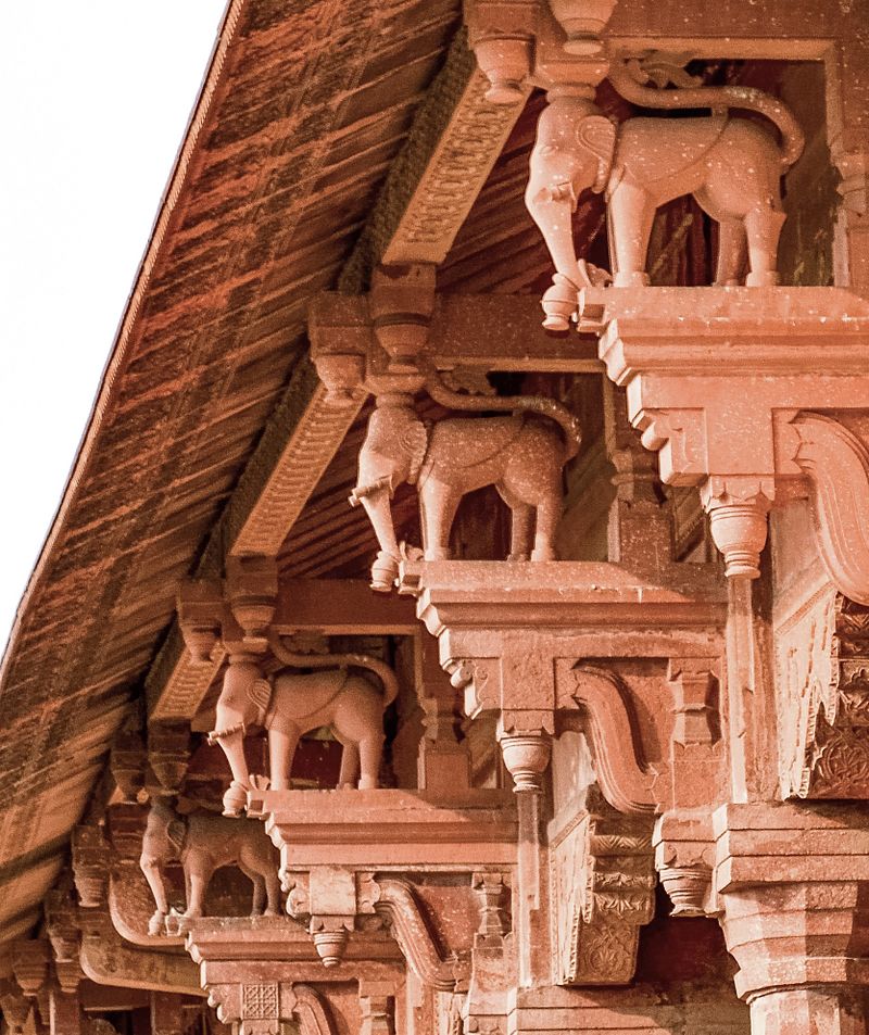 Lahore_Fort_Elephant_Pillars.jpg