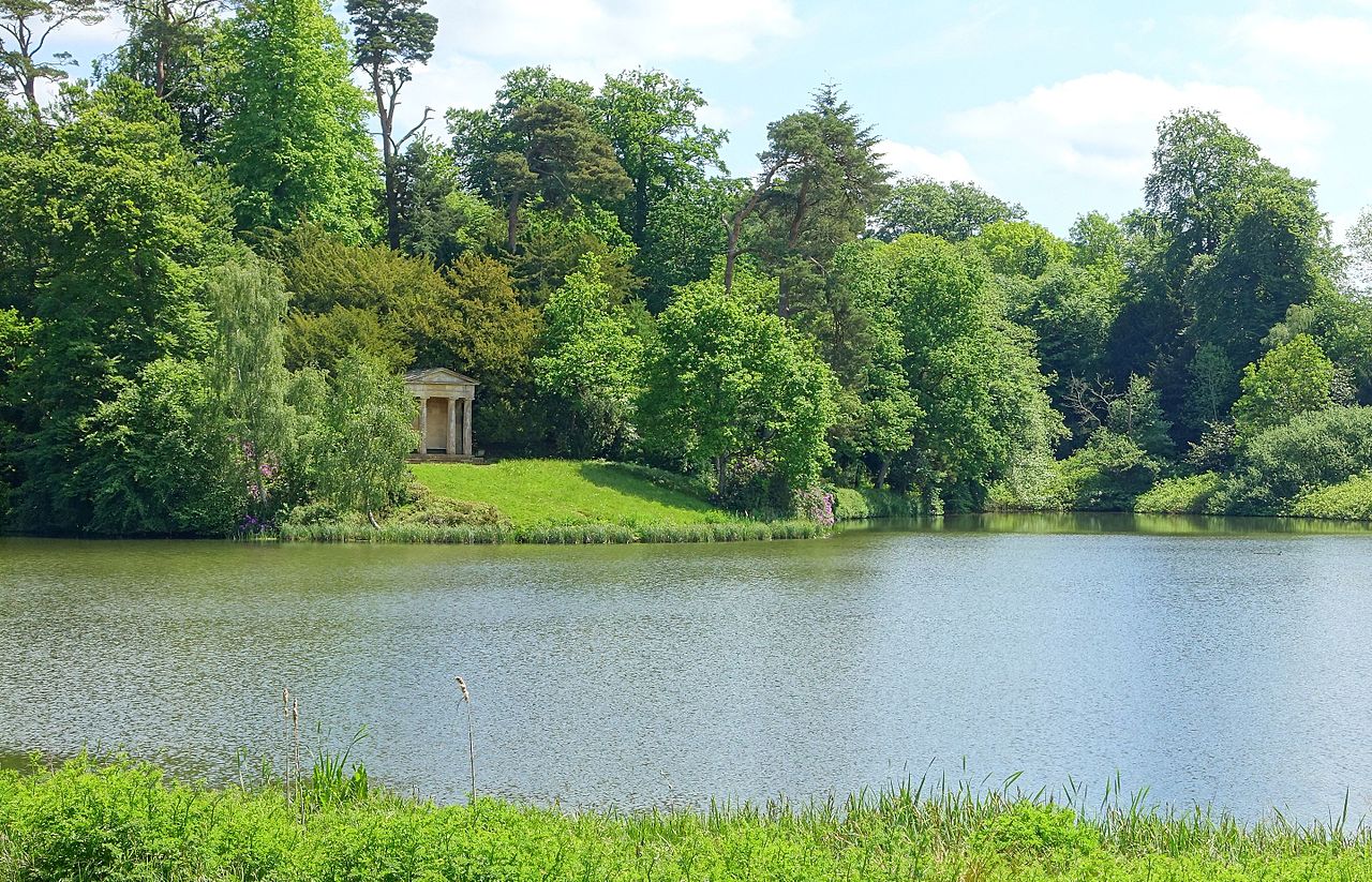 Lake_and_Doric_Temple_-_Bowood_-_Wiltshire,_England_-_DSC00606.jpg