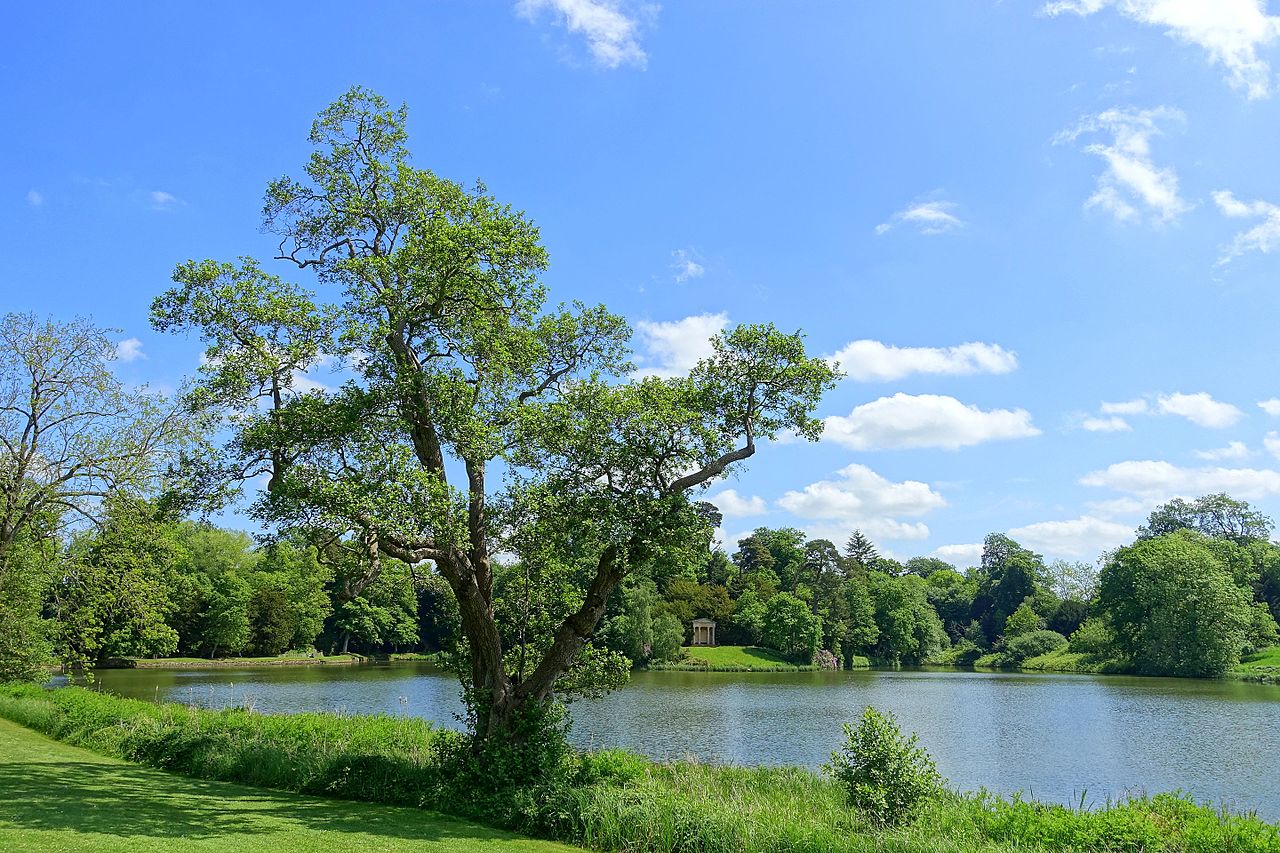 Lake_and_Doric_Temple_-_Bowood_-_Wiltshire,_England_-_DSC00612.jpg