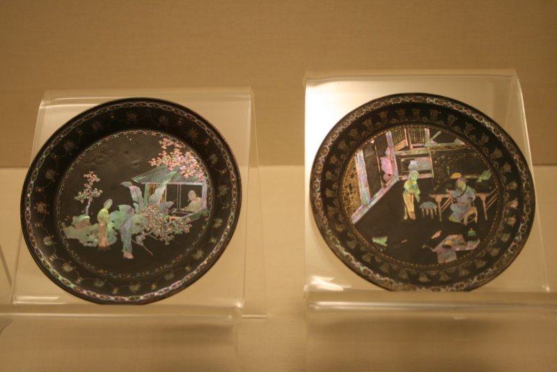 Ming_Dynasty_mother-of-pearl_and_lacquer_plates.JPG