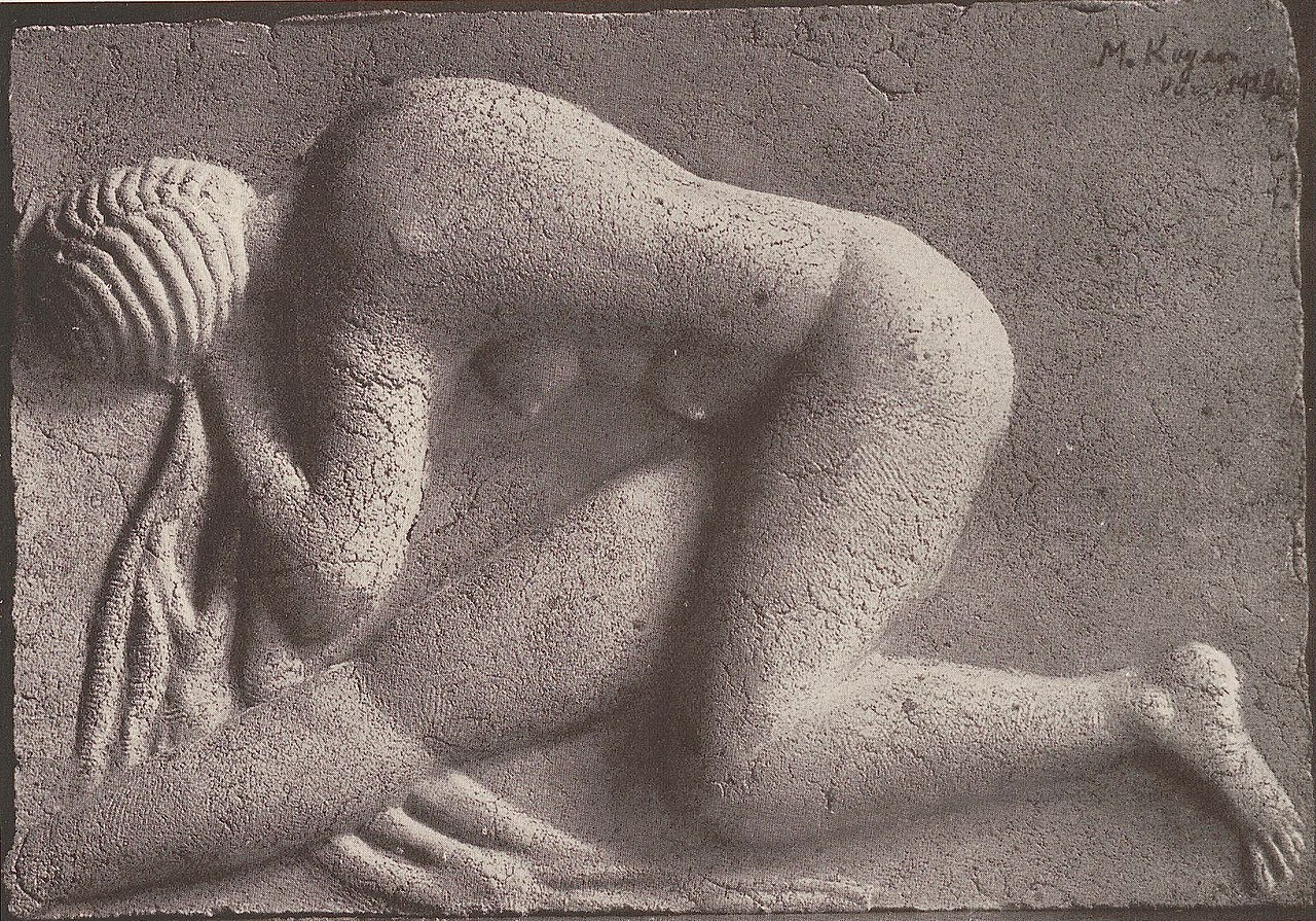 Moissey_Kogan_-_Knieende._Relief._Terracotta,_1928.jpg