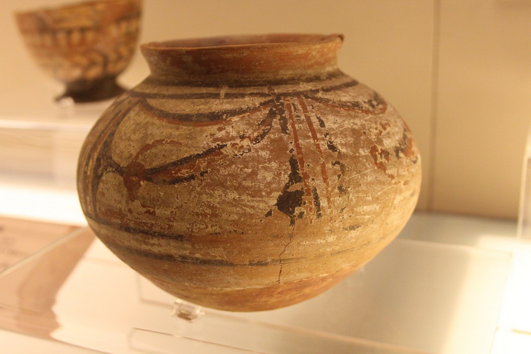 Neolithic_Daxi_Culture_Jar_(9958252976).jpg