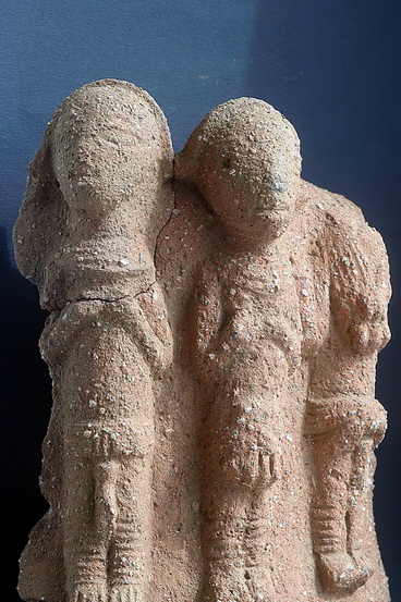 Nok_Kultur,_Nigeria._Fragment_eines_Gefäßes_mit_mehreren_Figuren_im_Halbrelief..jpg
