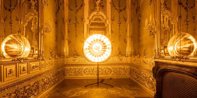 Olafur-Eliasson-Lights-and-Mirrors-Viennese-Palace-01-feat.jpg