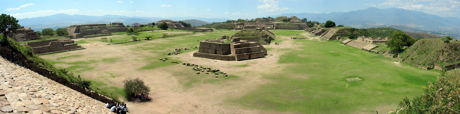 Panorama_of_Monte_Alban_from_the_South_Platform.jpg