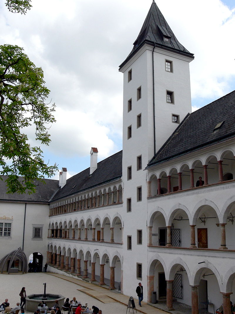 Parz_-_Schloss_4_Innenhof.jpg