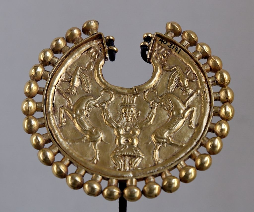 Pendant_Bes_Louvre_AO3171.jpg