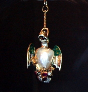 Pendant_with_dragon_and_bee_(Germany,_c._1580).jpg