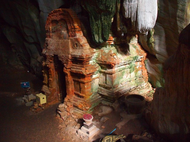 Phnom_Chhnork_temple_in_a_cave_(Kampot,_Cambodia_2012)_(6659923977).jpg
