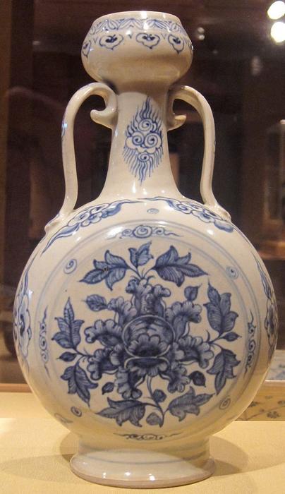 Pilgrim_flask_from_Vietnam,_14th-15th_century,_stoneware_with_blue_underglaze,_HAA.JPG