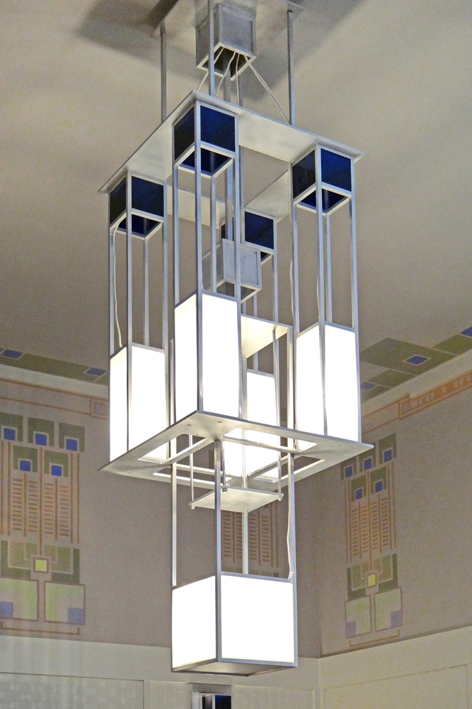 Plafonnier_de_Peter_Behrens_(Musée_de_la_colonie_d'artistes,_Darmstadt)_(8729752964).jpg