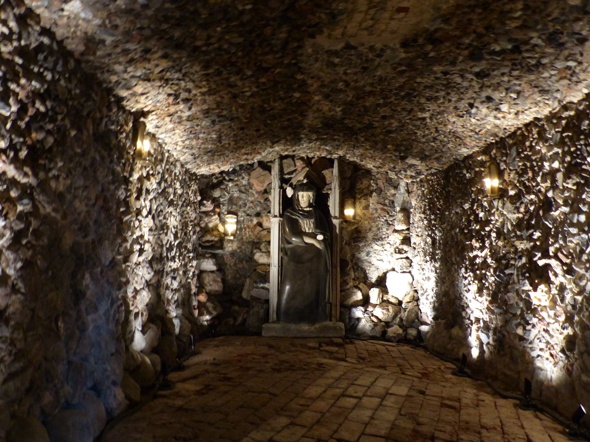 Pope's grottoDYamzpSX0AAFXS7.jpg