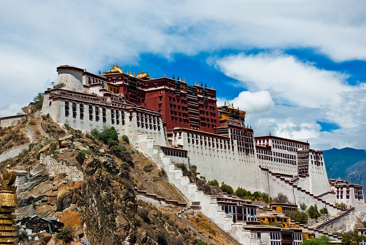 Potala_Palace,_August_2009.jpg