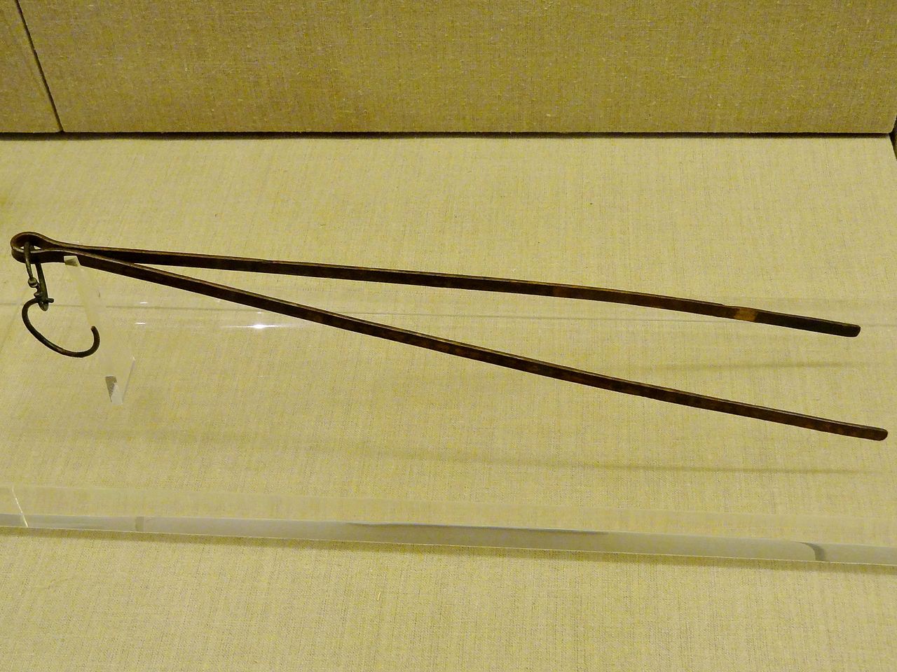 Prähistorisches_Museum_Thira_Bronzewerkzeug_01.jpg