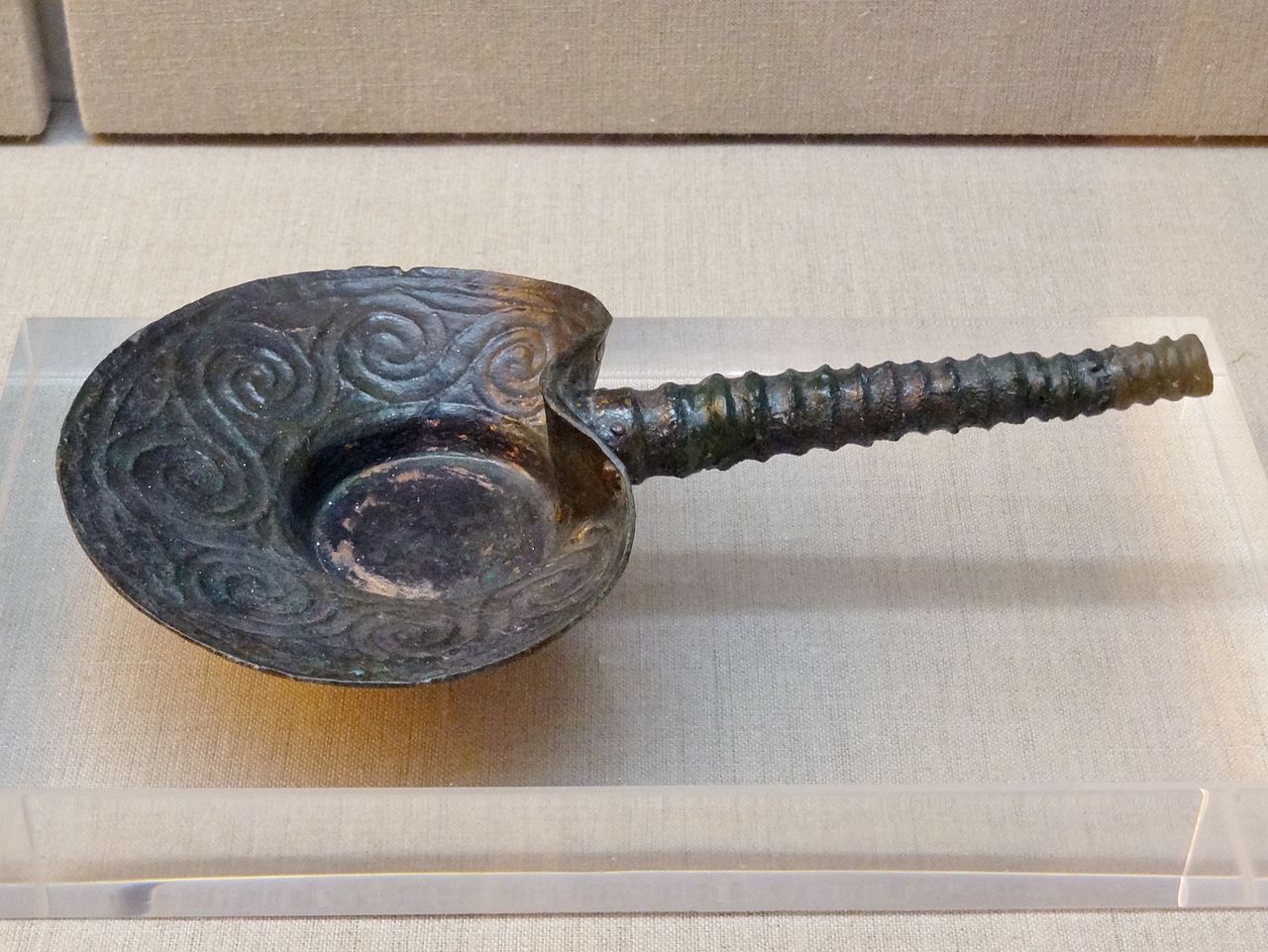 Prähistorisches_Museum_Thira_Räuchergefäß_01.jpg