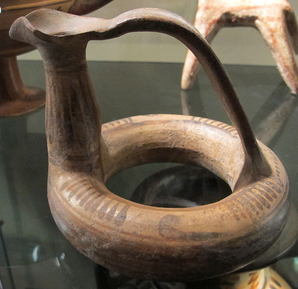 Produzione_greco-orientale,_askos_a_ciambella,_650-625_ac._ca.JPG