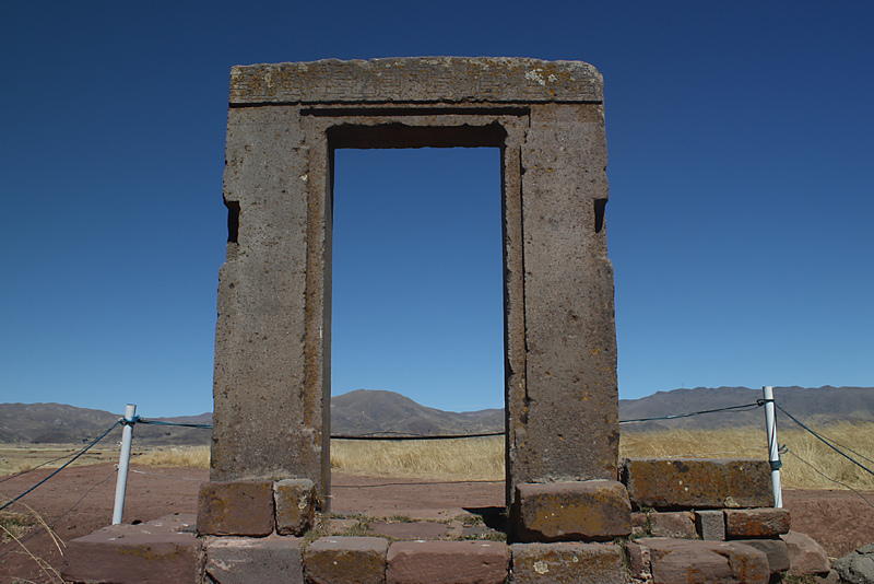 Puerta_de_la_Luna_-_Tiahuanaco_(Bolivia).jpg