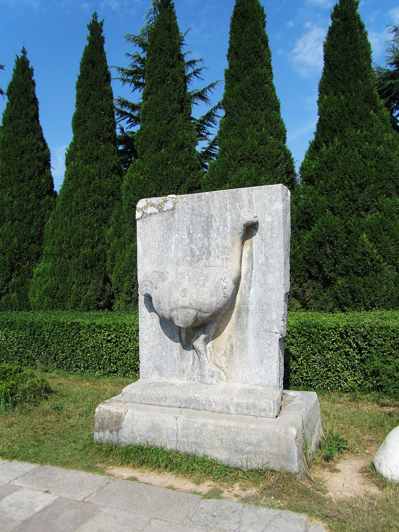 Qianling_Mausoleum_19_2013-08.JPG
