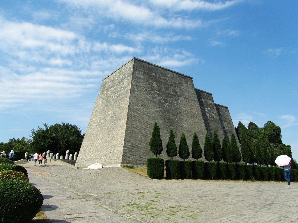 Qianling_Mausoleum_35_2013-08.JPG