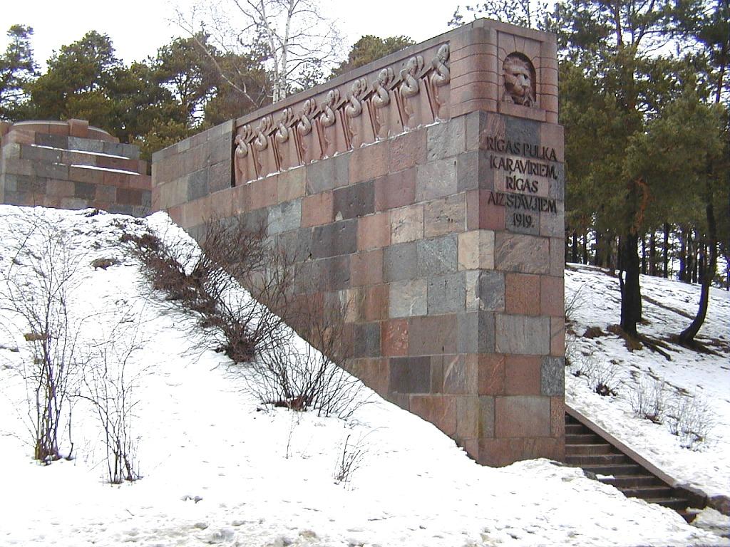 Rīga,_piemineklis_Sudrabkalniņā_2000-01-30.jpg