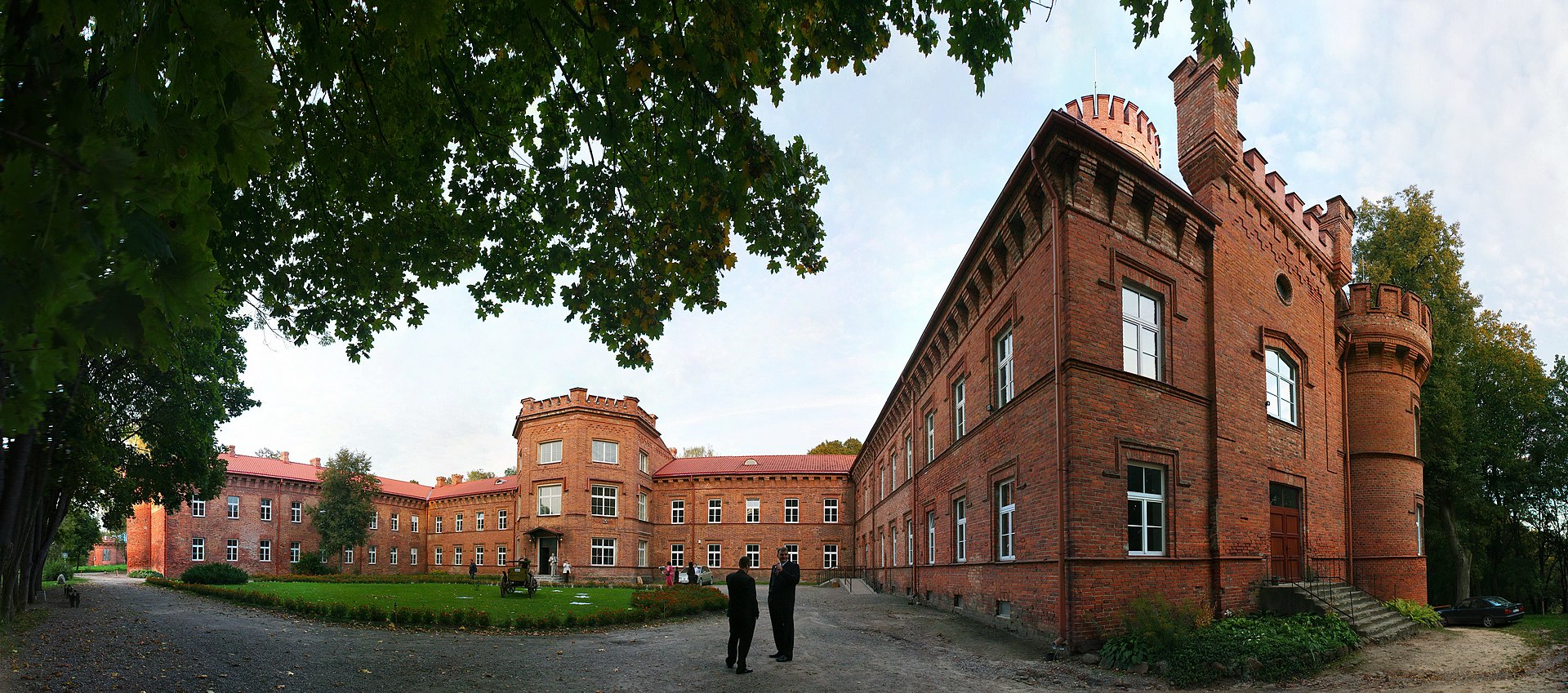 Raudonė_Castle_front.jpg