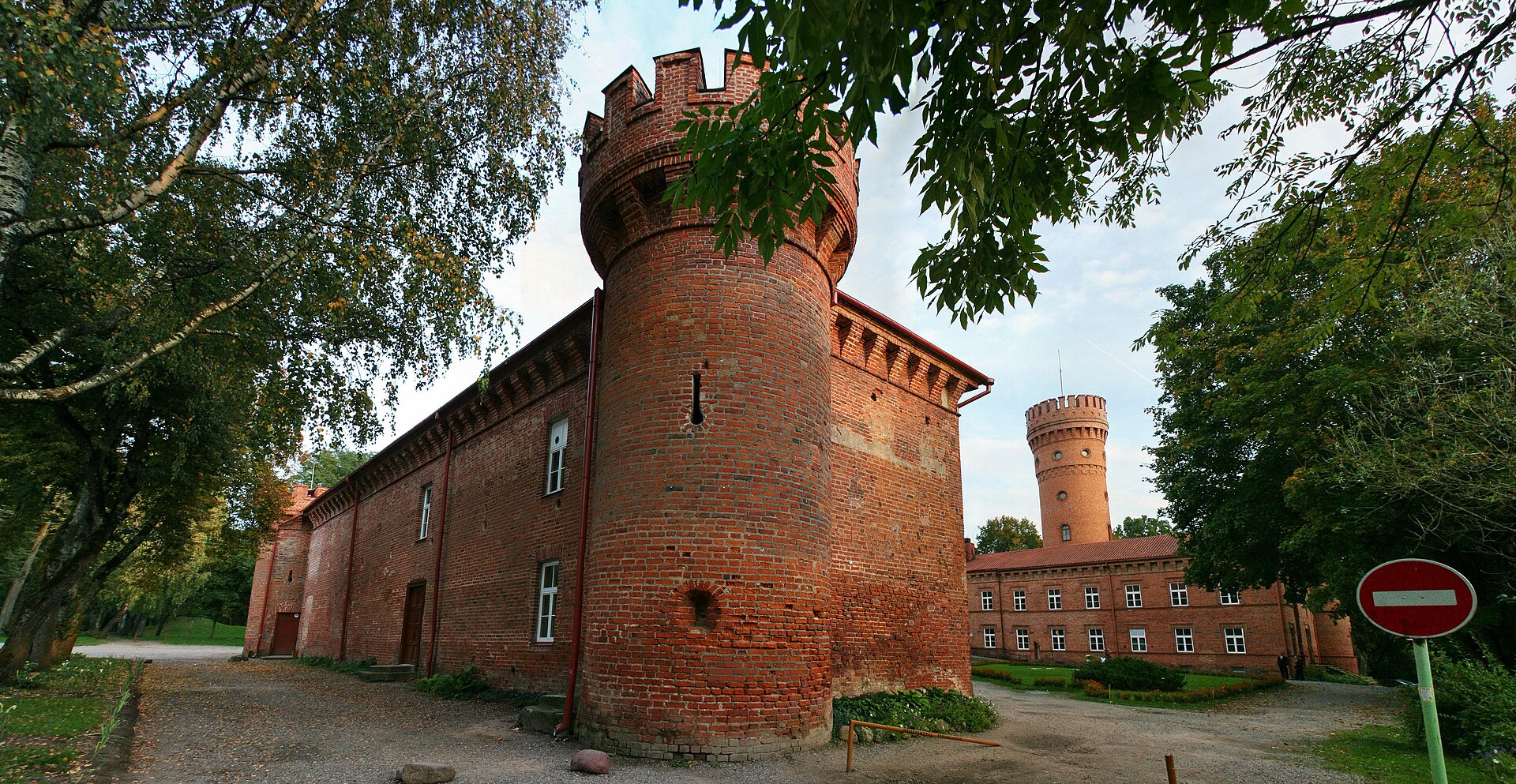 Raudone_castle_side.jpg