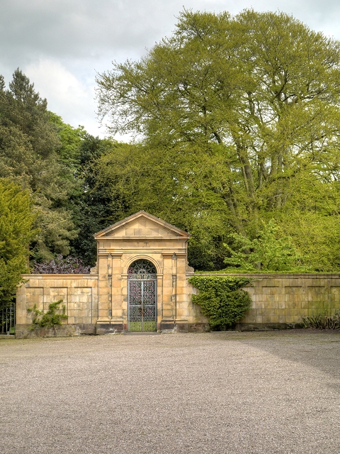 Rear_Courtyard_at_Tatton_Hall-geograph-3983328.jpg