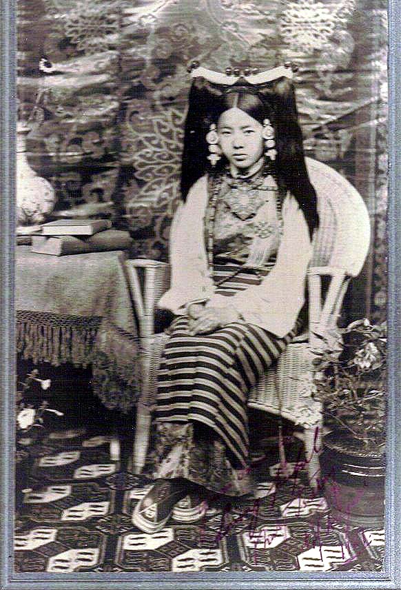 Rinchen_Dolma_Taring_(aka_Mary_Tsarong)_with_headdress_in_1921.jpg