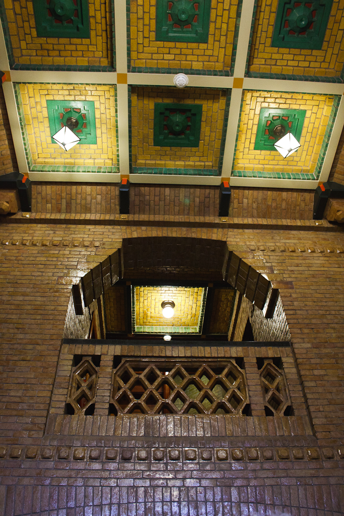 Sint_Hubertus_Hoge_Veluwe_0047_-_Main_hal_ceiling_and_balcony_(detail).jpg