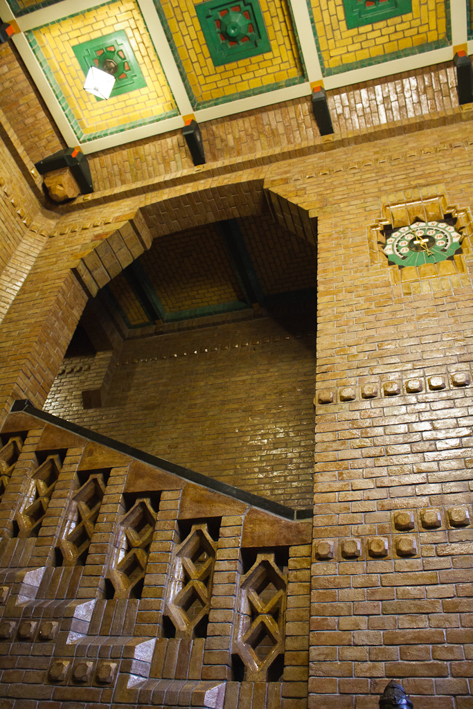 Sint_Hubertus_Hoge_Veluwe_0049_-_Main_hal_stairs_(detail).jpg
