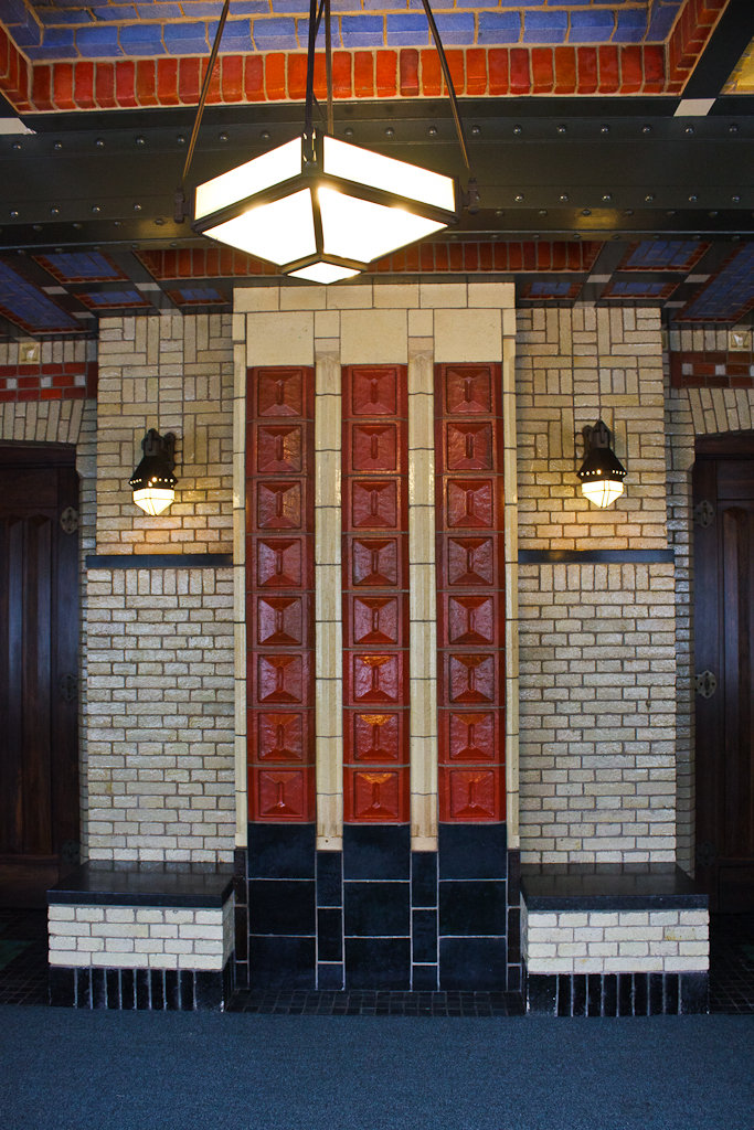 Sint_Hubertus_Hoge_Veluwe_0094_-_Tea_room_tiled_stove.jpg