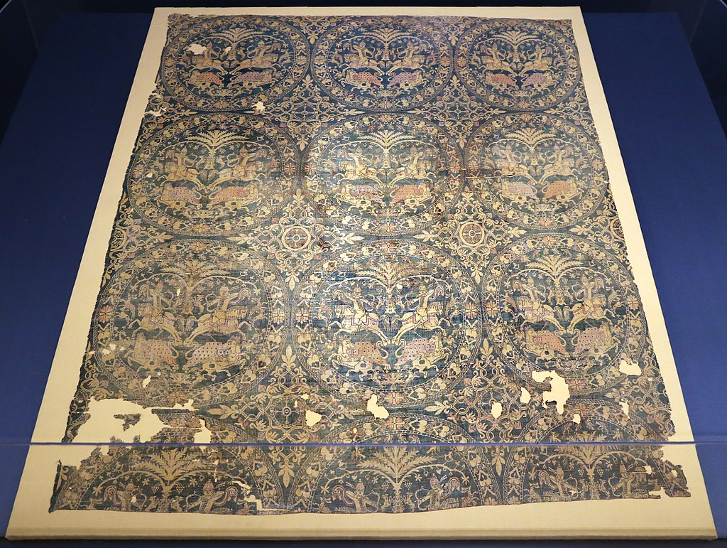 Siria,_frammento_di_tessuto_con_scene_di_caccia,_in_seta,_790-810_.jpg
