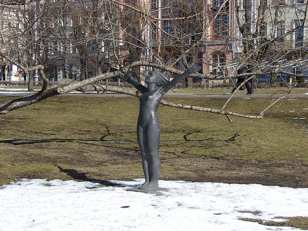 Skulptūra_Mana_zeme_(1968_A.Briede),_Kanālmala,_Rīga,_Latvia_-_panoramio.jpg